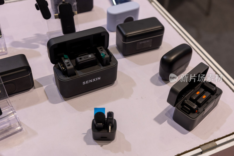 展示台上的多款黑色无线耳机电子产品
