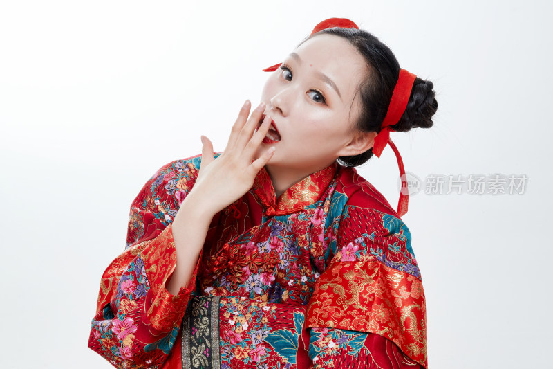 身穿中国传统服饰的青年女性