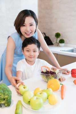 快乐的母子在厨房做饭