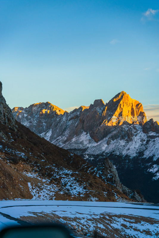 高山夕阳日照金山