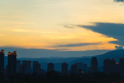 夕阳下的城市轮廓