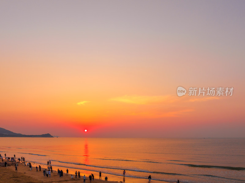 青岛海滩清晨日出