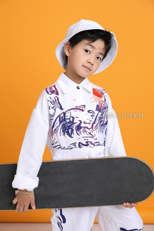 一个时尚的中国小男孩