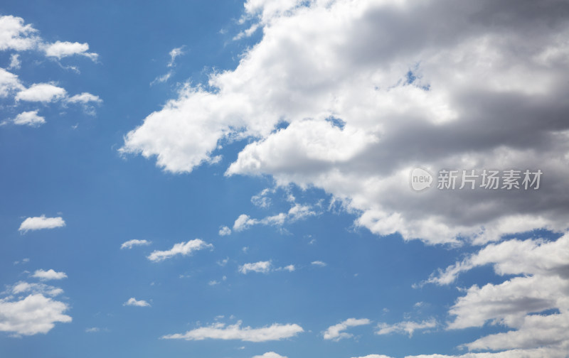 夏天高空中的蓝天白云自然背景