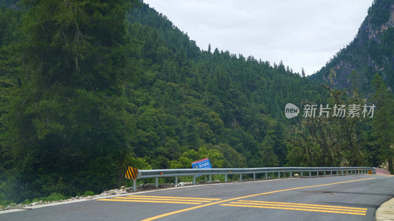 青藏高原西藏303省道沿途风景