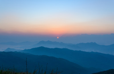 香港大帽山郊野公园山顶日出与连绵山脉晨雾
