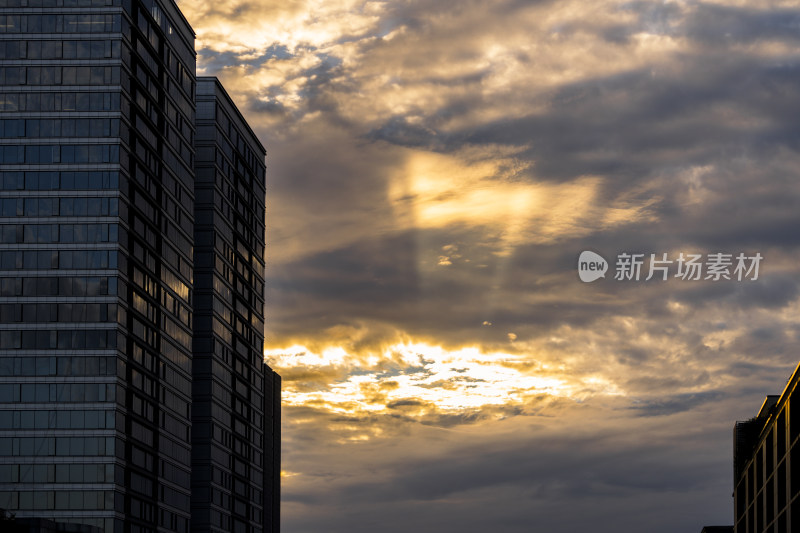 日落时分城市上空的金色云霞