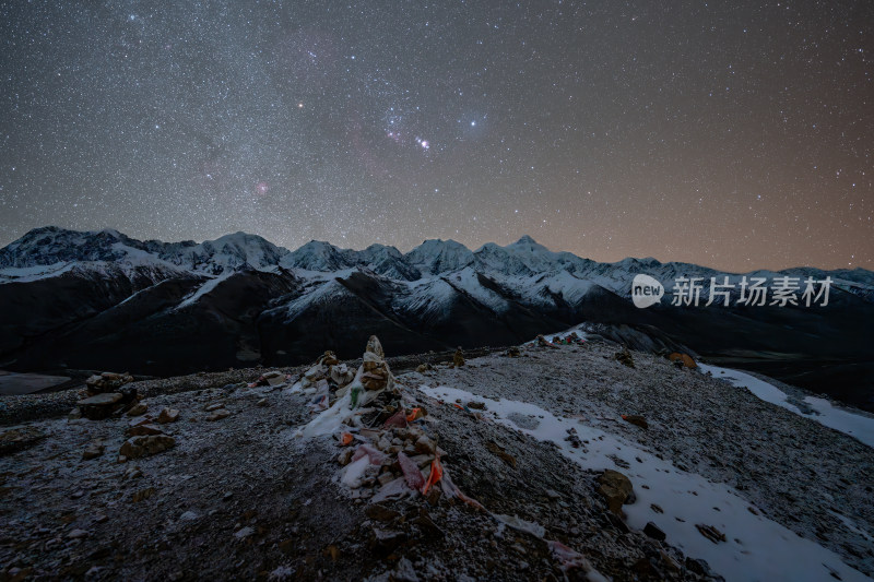 四川甘孜州雅哈垭口贡嘎雪山之巅的星空银河