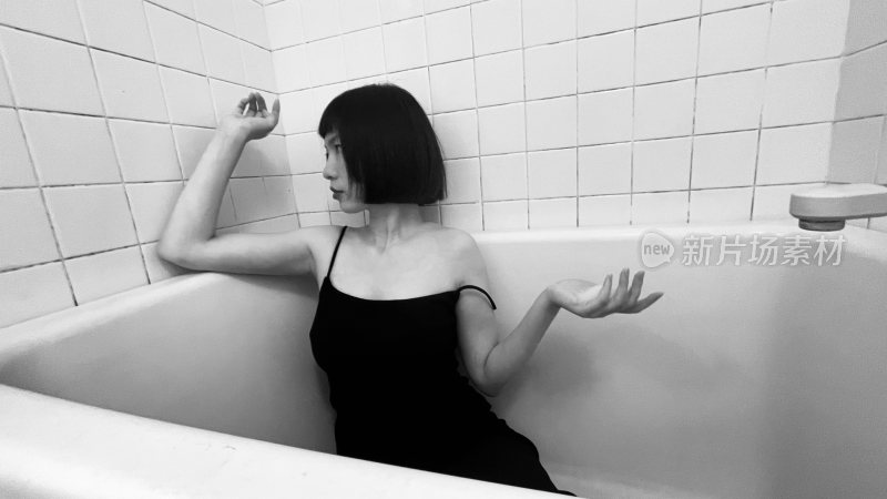 美女黑白浴缸写真