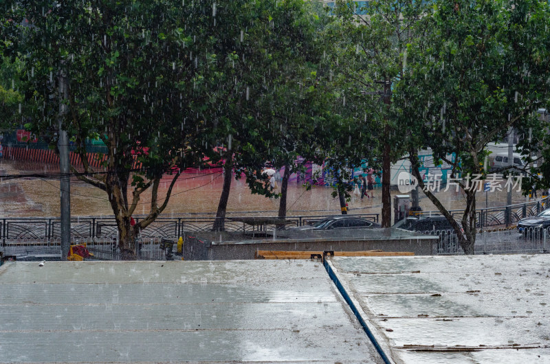 大雨中的城市