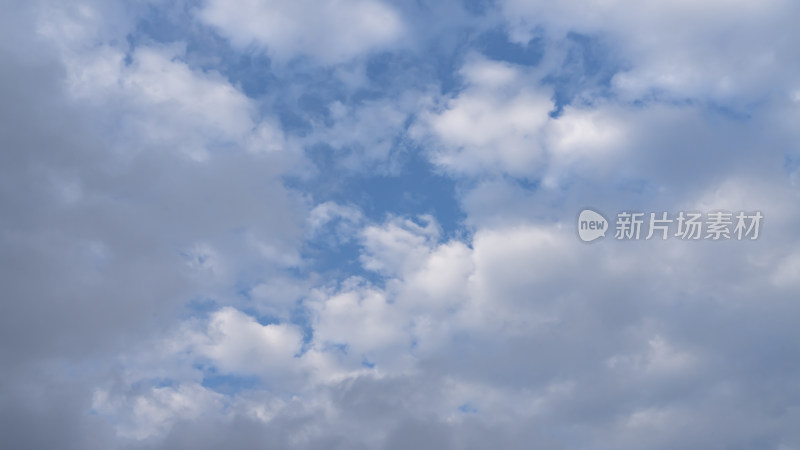 天空中白云朵朵的自然景象