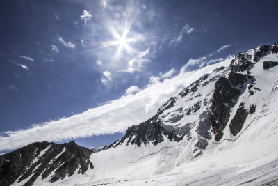 博格达  新疆  天山 蓝天白云下的雪山风景