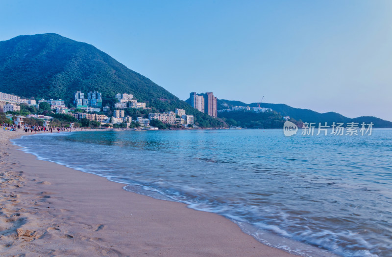 香港浅水湾滨海沙滩与半山城市豪宅建筑