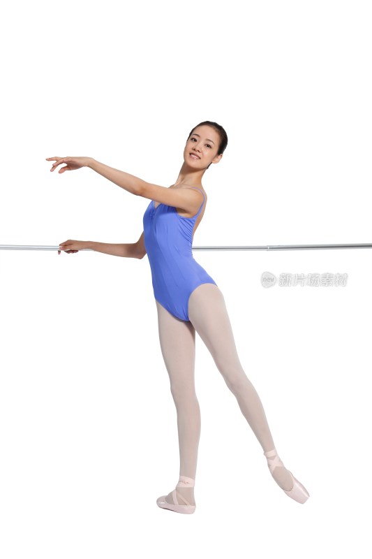 棚拍年轻的芭蕾舞女演员练习基本功