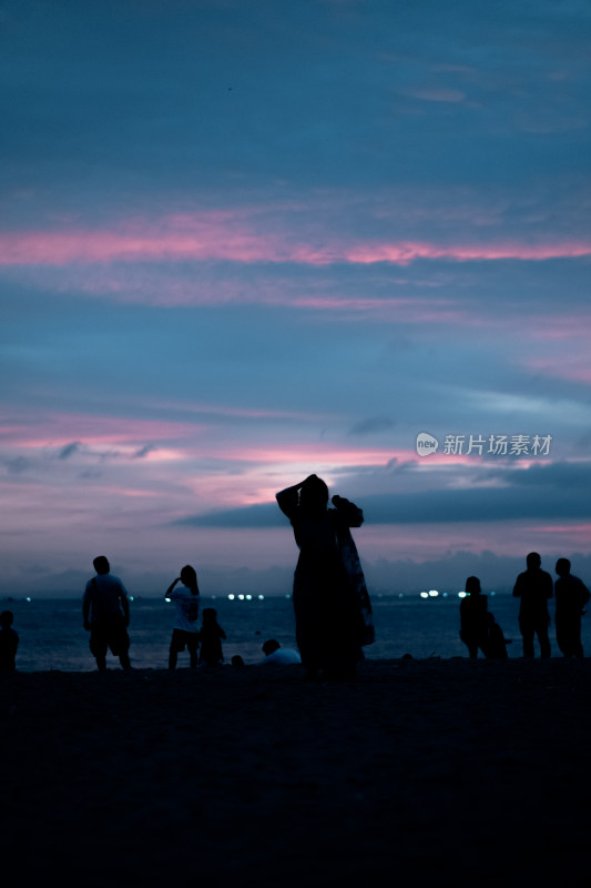 站在海边的美丽女人肖像