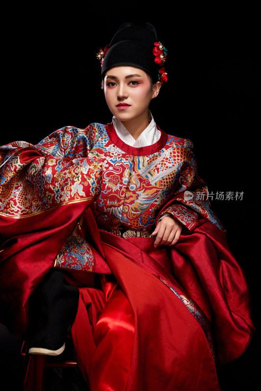 黑色背景下身着明代飞鱼服的青年女性