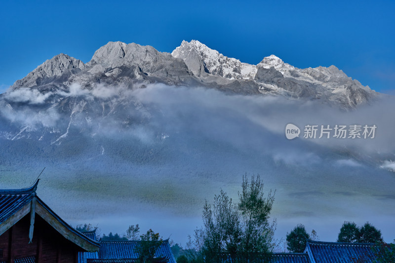 云海中的玉龙雪山