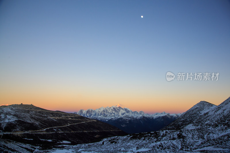 西藏林芝雪景南迦巴瓦峰日照金山雪山夕阳