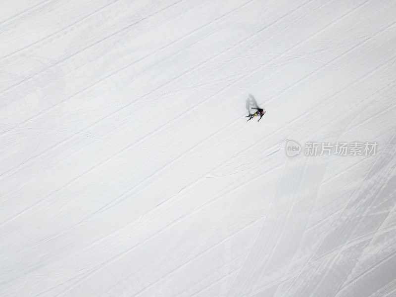 人们在雪地上滑雪的高角度视角