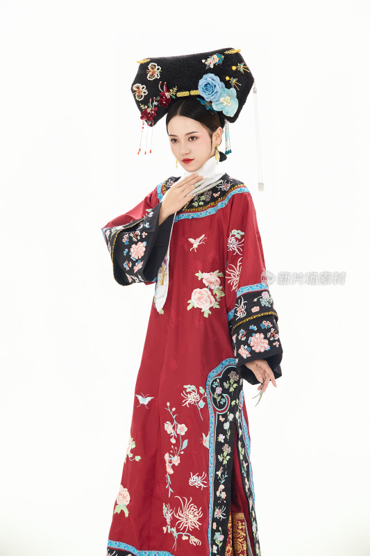 白色背景下穿着中国清朝宫廷服饰的少女