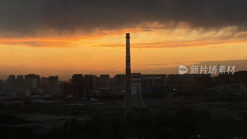 城市黄昏时的烟囱与建筑群