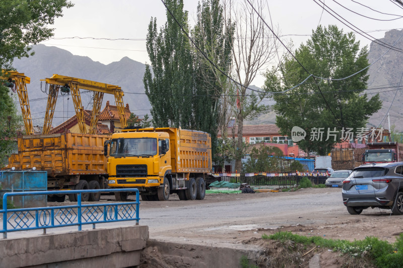 黄色卡车大卡车重型车工程车