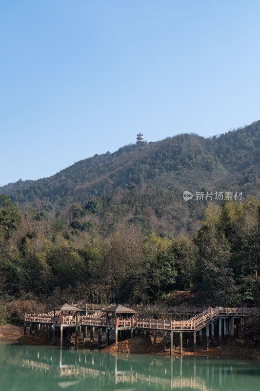 山林间水上木质栈道自然风光全景