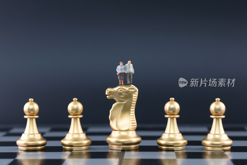 微缩创意老人和国际象棋