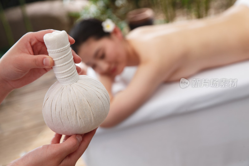 年轻女人在户外做SPA