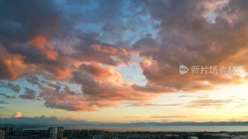 城市天际线下的夕阳余晖