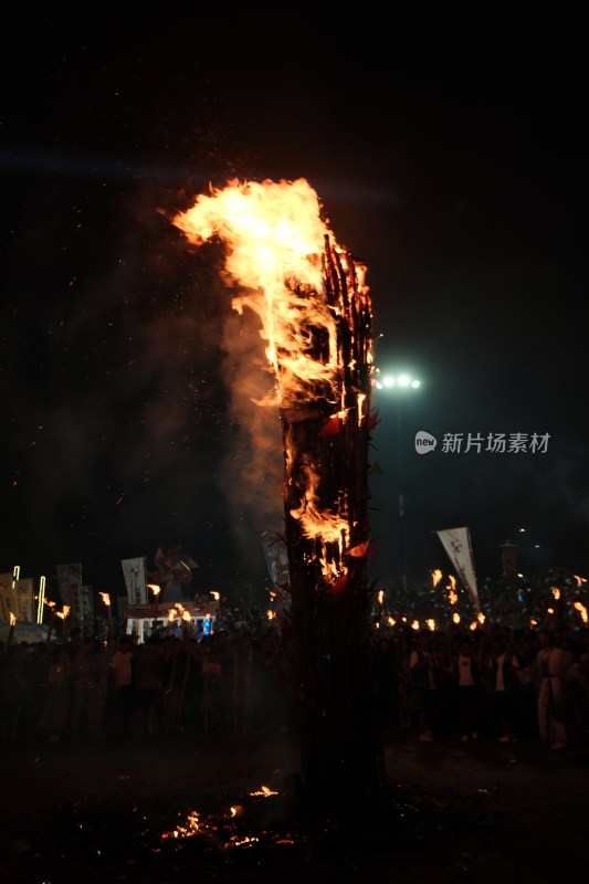 云南大理火把节夜晚熊熊燃烧的篝火