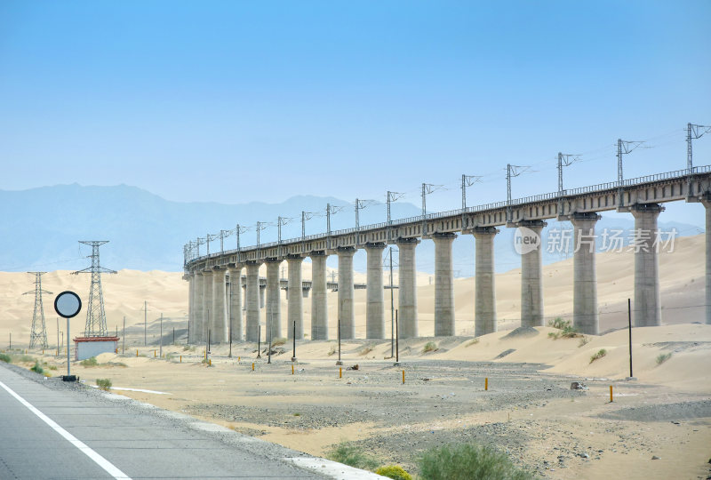 中国甘肃省G215红格线路边风景