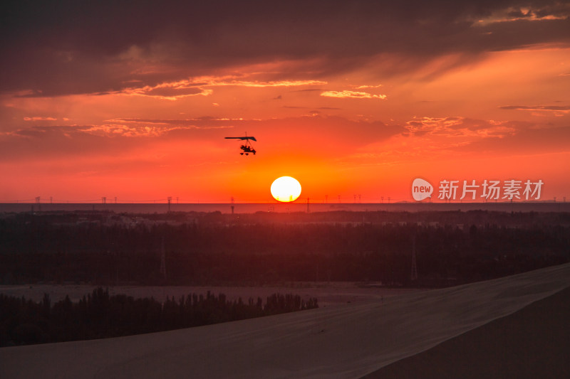 甘肃敦煌月牙泉鸣沙山夕阳落日景观