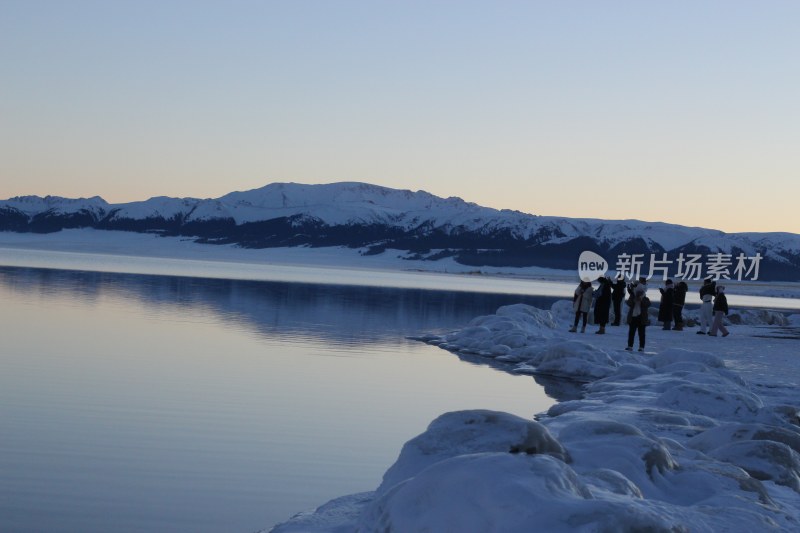 雪地河畔人群休闲场景