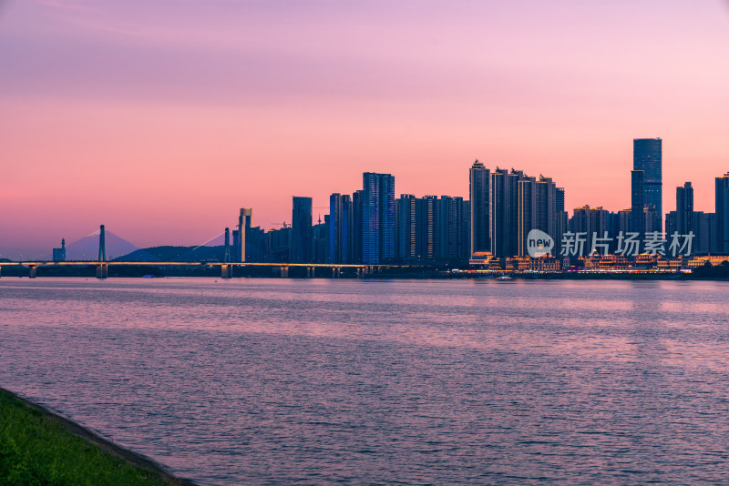 长沙湘江沿岸湖南金融中心建筑群夕阳风景