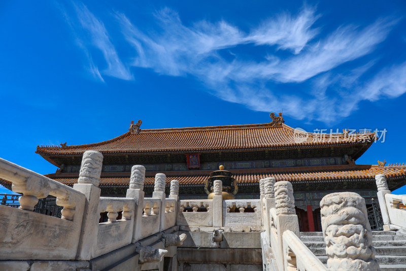 蓝天白云下的故宫乾清宫中式古建筑与栏杆