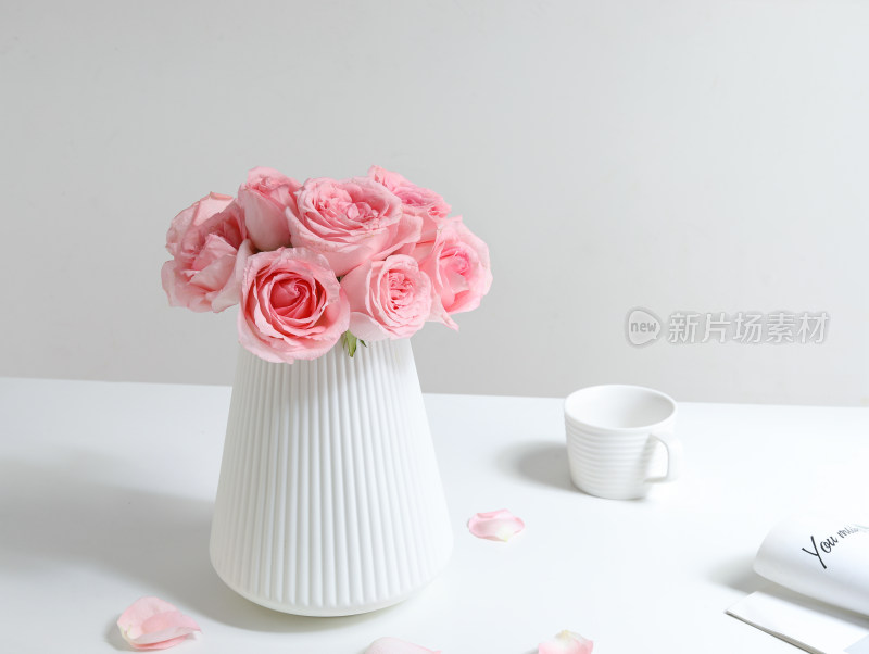 白色桌面上的一束粉红色玫瑰花