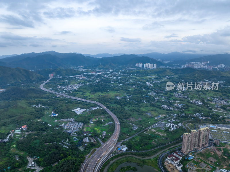 深圳罗湖城市绿洲与高楼林立街道航拍