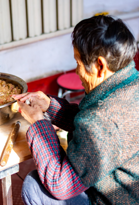 春节包饺子