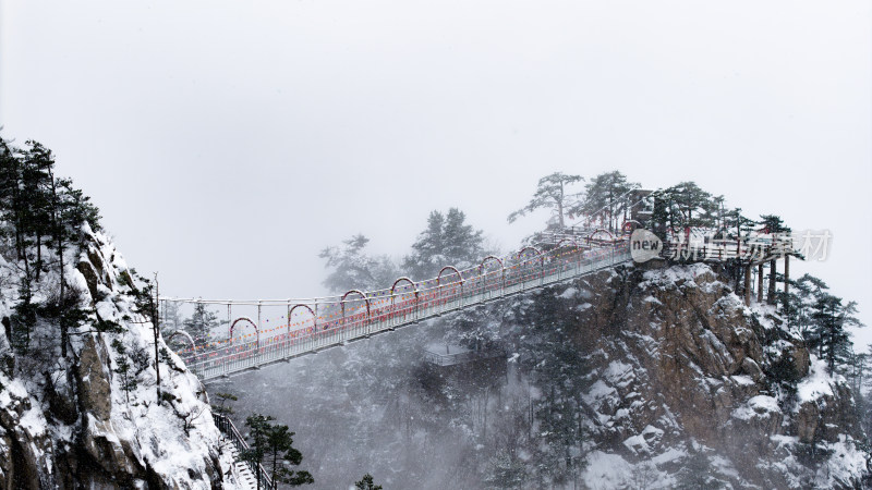 雪山桥梁航拍