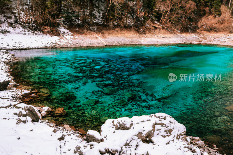 川西九寨沟冬季雪山碧蓝海子唯美