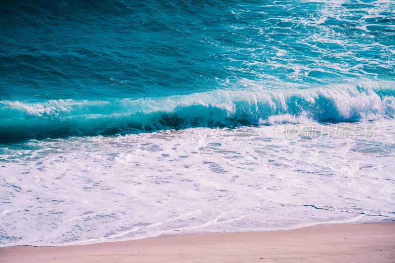 海浪波涛汹涌浪花巨浪浪潮汹涌