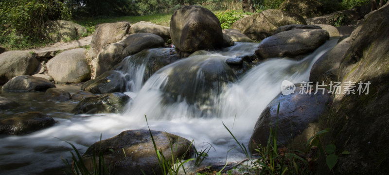 小瀑布场景特写