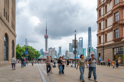 上海市黄浦区南京路步行街上休闲的游客