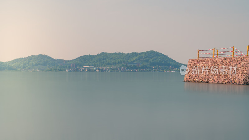 日落时分的东钱湖景区 远处是山 近处是湖