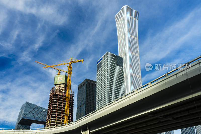 城市高空视角下的在建高楼与立交桥