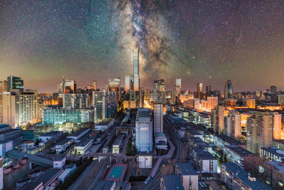 北京城市夜景与璀璨星空的壮观景象银河图