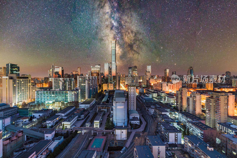 北京城市夜景与璀璨星空的壮观景象银河图