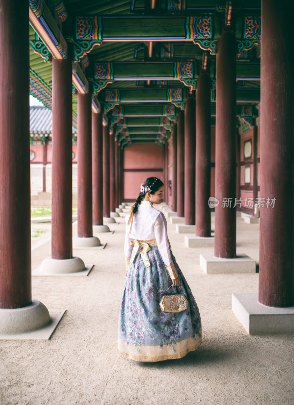 韩国首尔景福宫内穿朝鲜传统服饰的女人