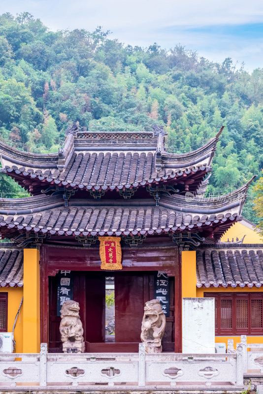 晴朗的午后，镇江焦山风景区定慧寺建筑